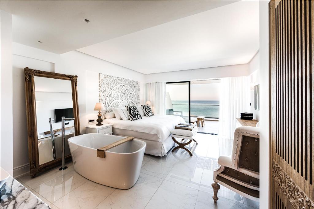 Mūsdienīgs numurs piekrastē ar vannu un skatu uz jūru, Abaton Island Resort & Spa