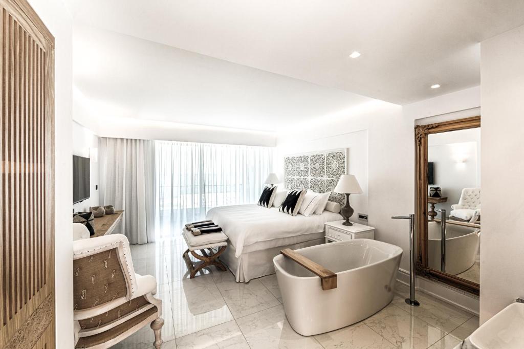 Mūsdienīgs un elegants numurs Abaton Island Resort & Spa ar vannu un skatu.