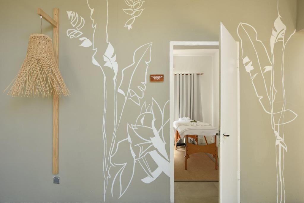 Viesnīcas Veranda Tamarin Hotel & Spa ārstniecības telpa ar bambusa lampu.