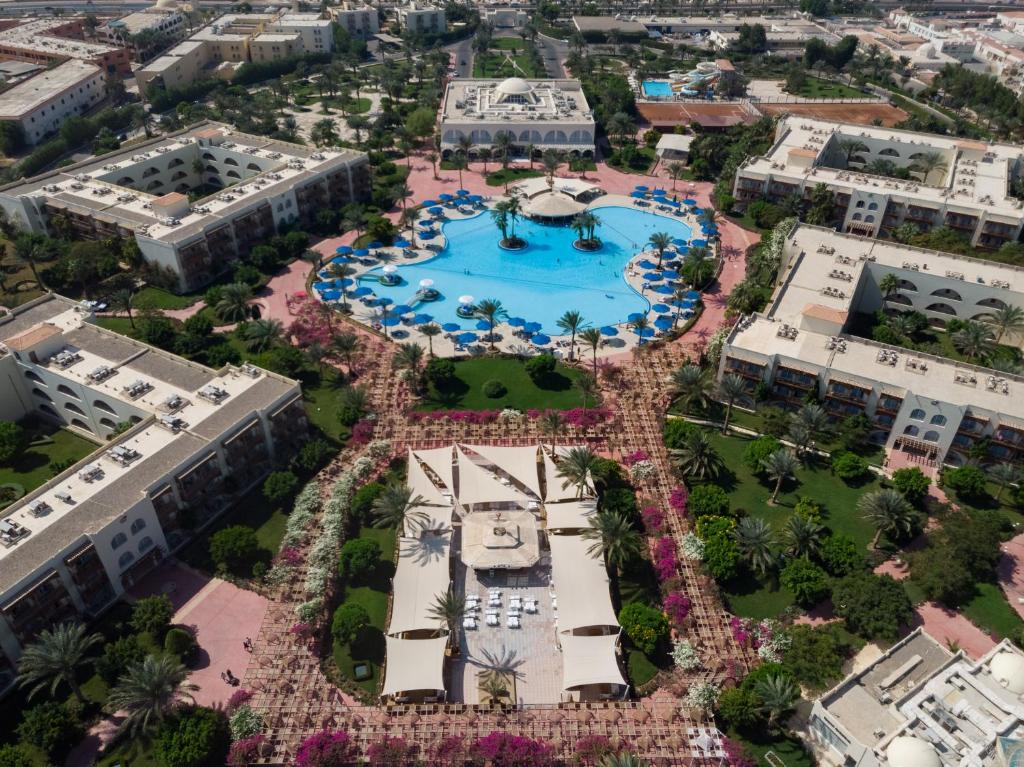 Desert Rose Resort skats no augšas ar baseinu un dārziem