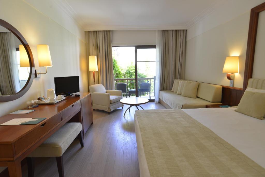 Mūsdienīgs numurs viesnīcā Turquoise Hotel ar balkonu un komfortablu interjeru.