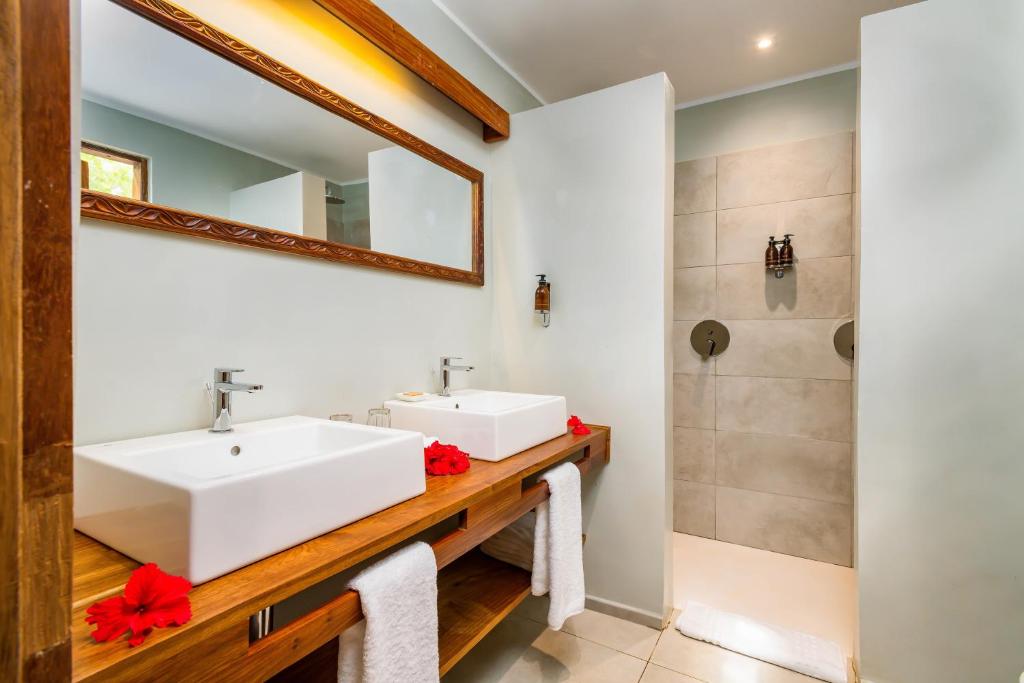 Sandies Baobab Beach numura moderna vannas istaba ar dušu.