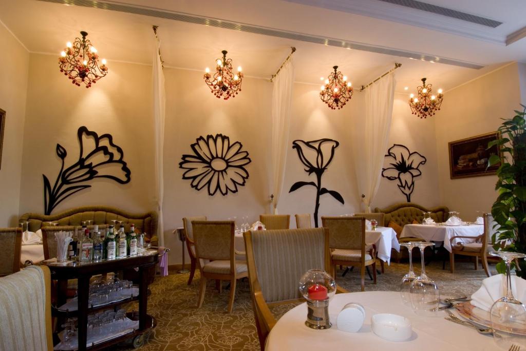 Maritim Jolie Ville Resort & Casino eleganta restorāna iekārtojums ar ziedu motīviem