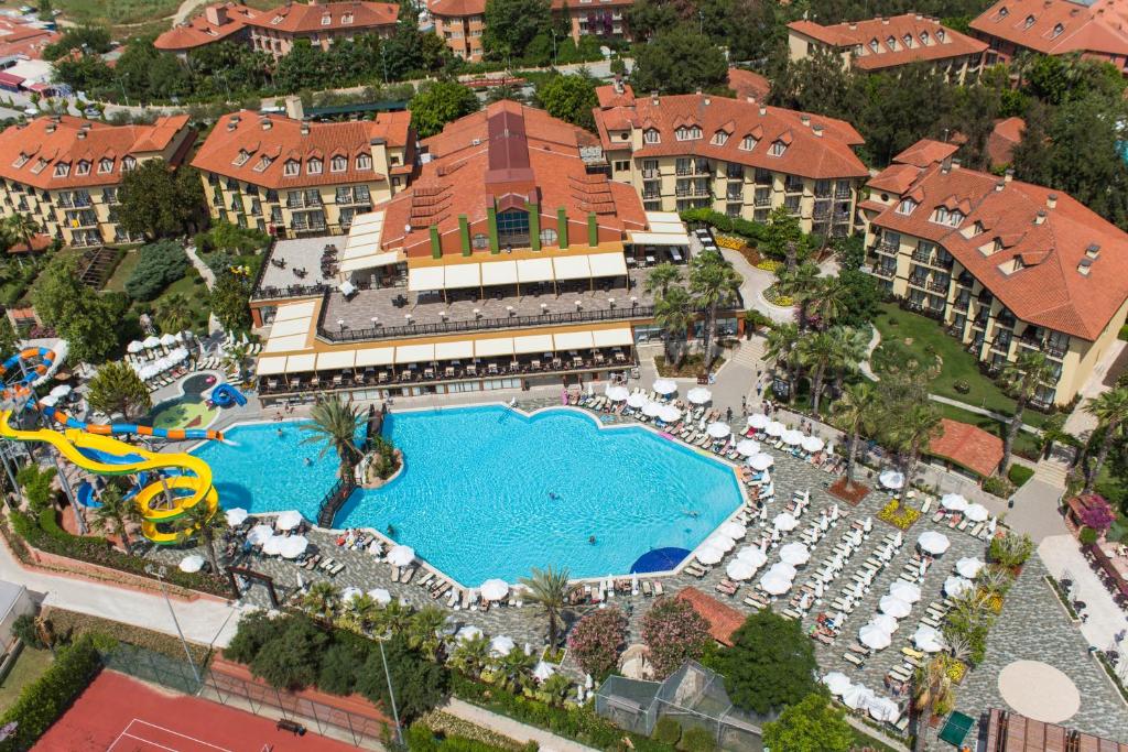 Alba Resort Hotel ar plašu baseinu un slidkalniņu piekrastē