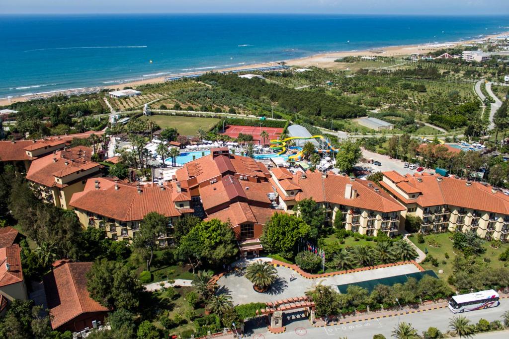 Alba Resort Hotel skats uz jūru un apkārtējo ainavu panoramic view with beach and pools