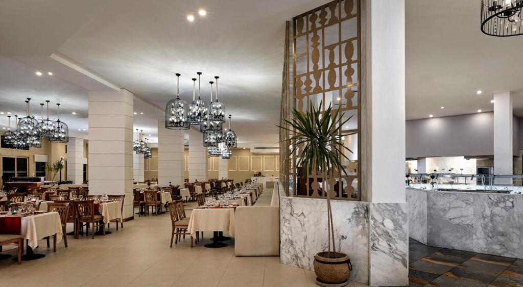 Eleganta restorāna iekārtojums Coral Sea Holiday Village Resort.