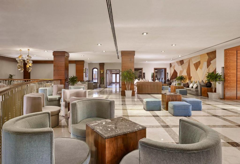 Mūsdienīgs un elegants viesnīcas Coral Sea Holiday Village Resort vestibilis.