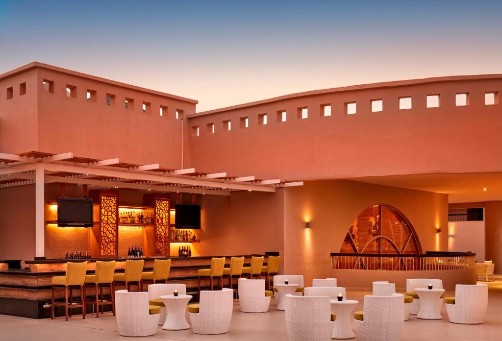 Bārs Coral Sea Holiday Village Resort ar stilīgām sēdvietām piekrastē