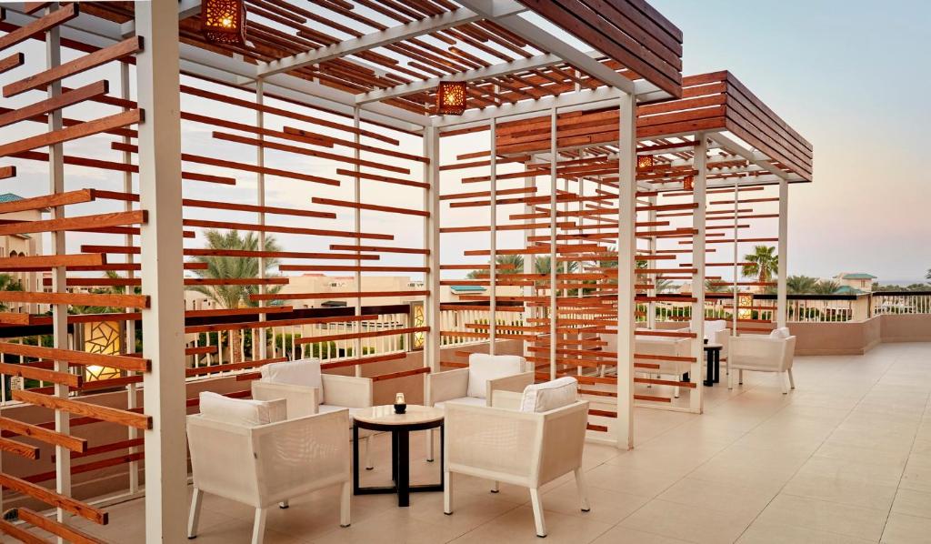 Mūsdienīga terase ar sēdvietām Coral Sea Holiday Village Resort, piekrastē.