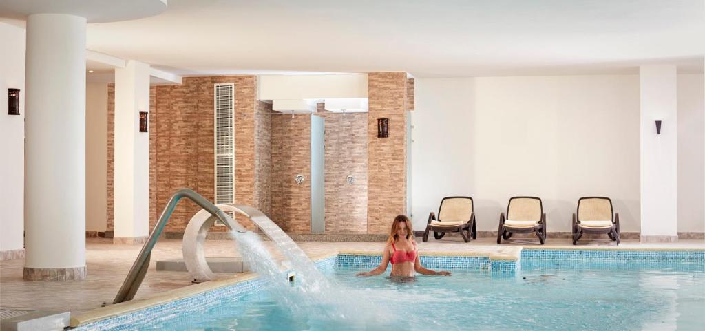 Relaksējošs iekštelpu baseins Coral Sea Holiday Village Resort