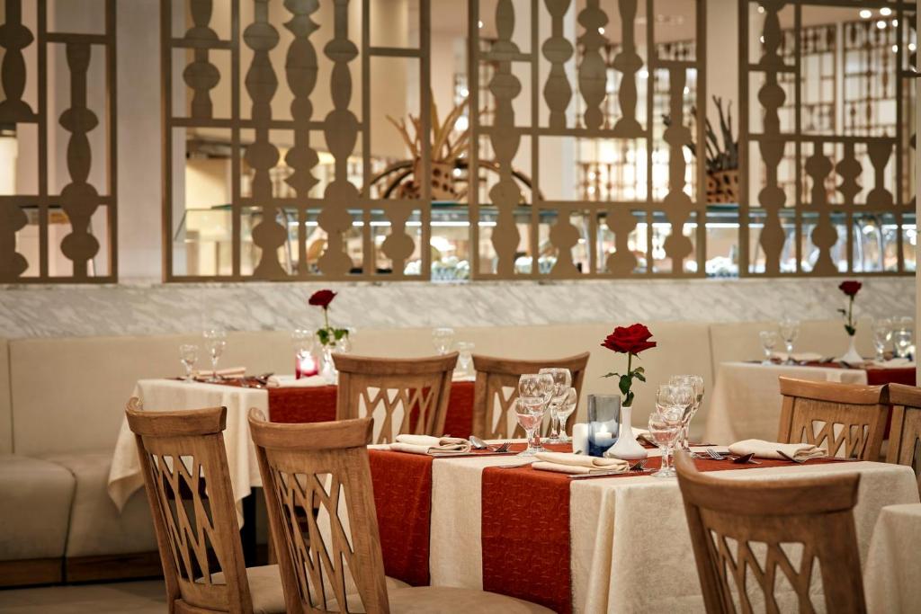 Eleganta restorāna iekārtojums Coral Sea Holiday Village Resort ar ziediem uz galda.