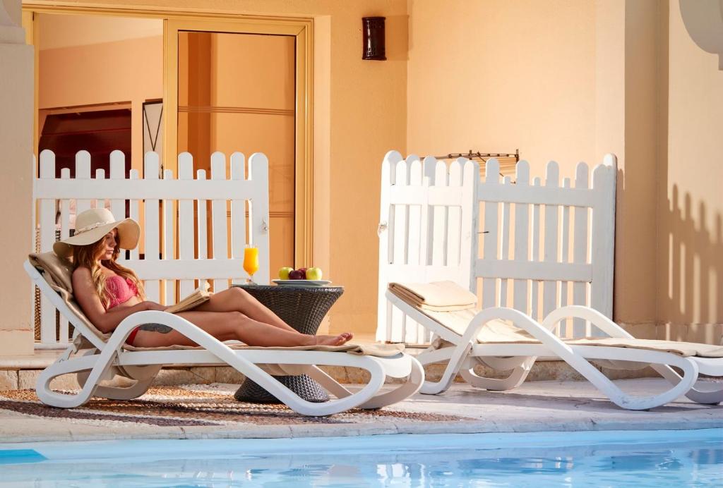 Atpūta pie Coral Sea Holiday Village Resort ar grāmatu un dzērienu.