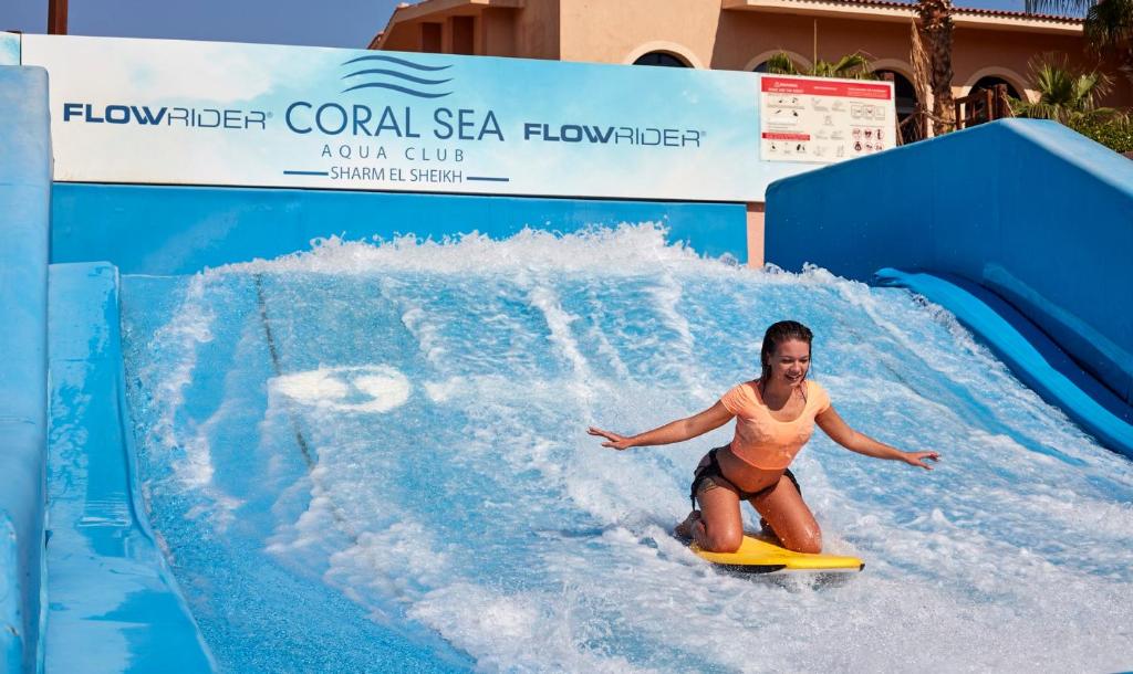 Jaunāko piedzīvojumu izbaudīšana FlowRider Coral Sea Aqua Club