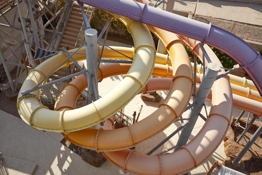 Ūdens slidkalniņš Coral Sea Holiday Village Resort ar krāsainām caurulēm