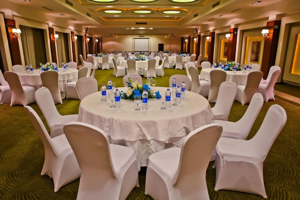 Konferenču zāle Charmillion Club Resort ar elegantām galdiem un krēsliem.