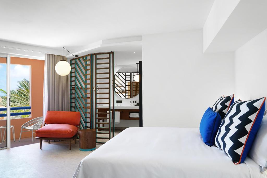 Moderns numurs viesnīcā SALT of Palmar ar balkonu un elegantu interjeru.