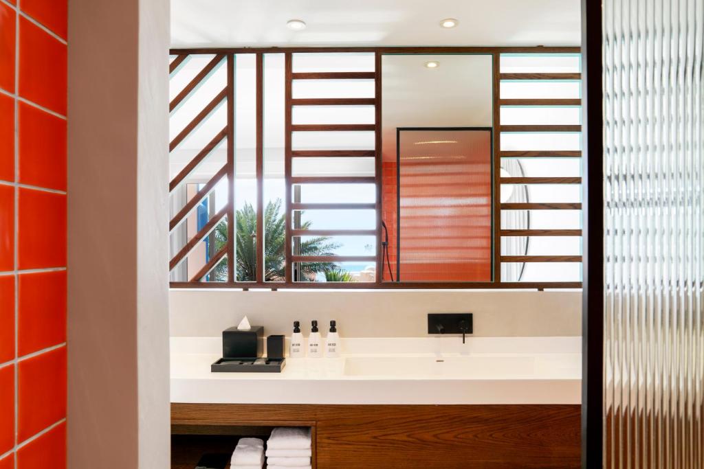 Moderns vannas istabas skats viesnīcā SALT of Palmar