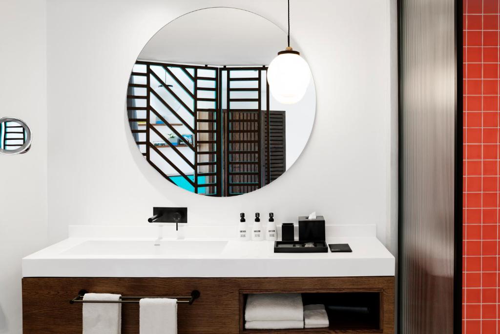 Mūsdienīgs vannas istabas dizains ar lielu spoguli, SALT of Palmar.