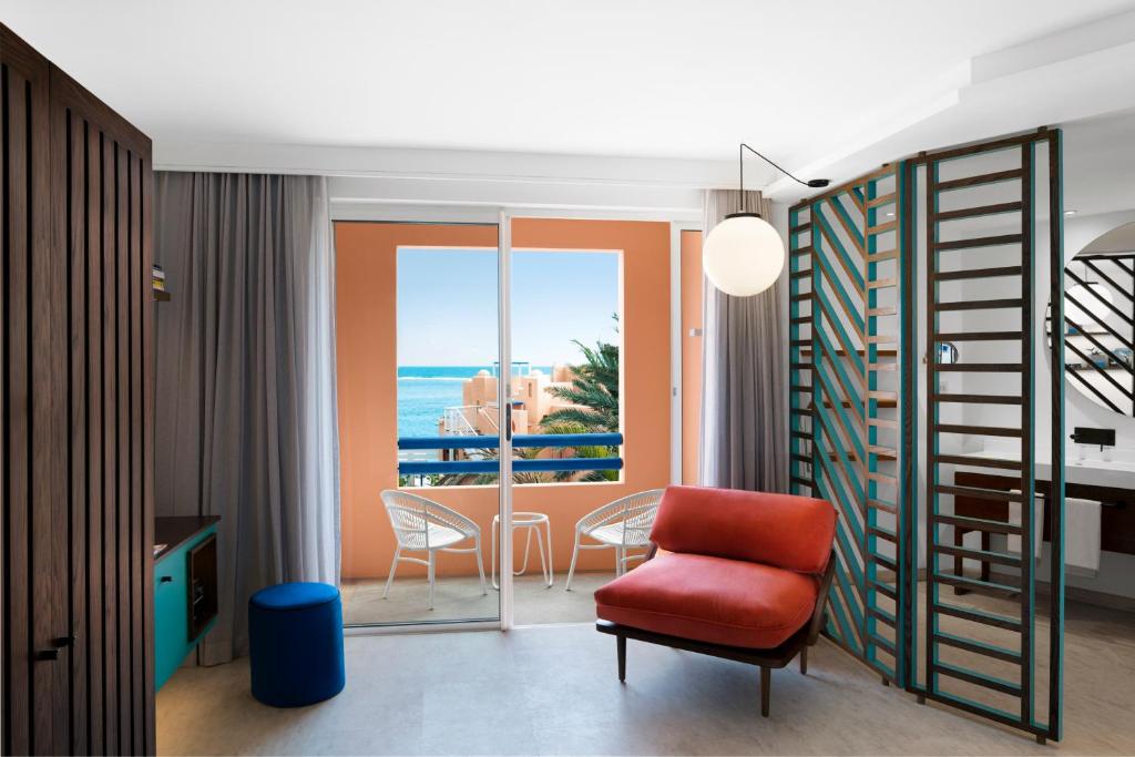 Moderns numurs viesnīcā SALT of Palmar ar skatu uz piekrasti.