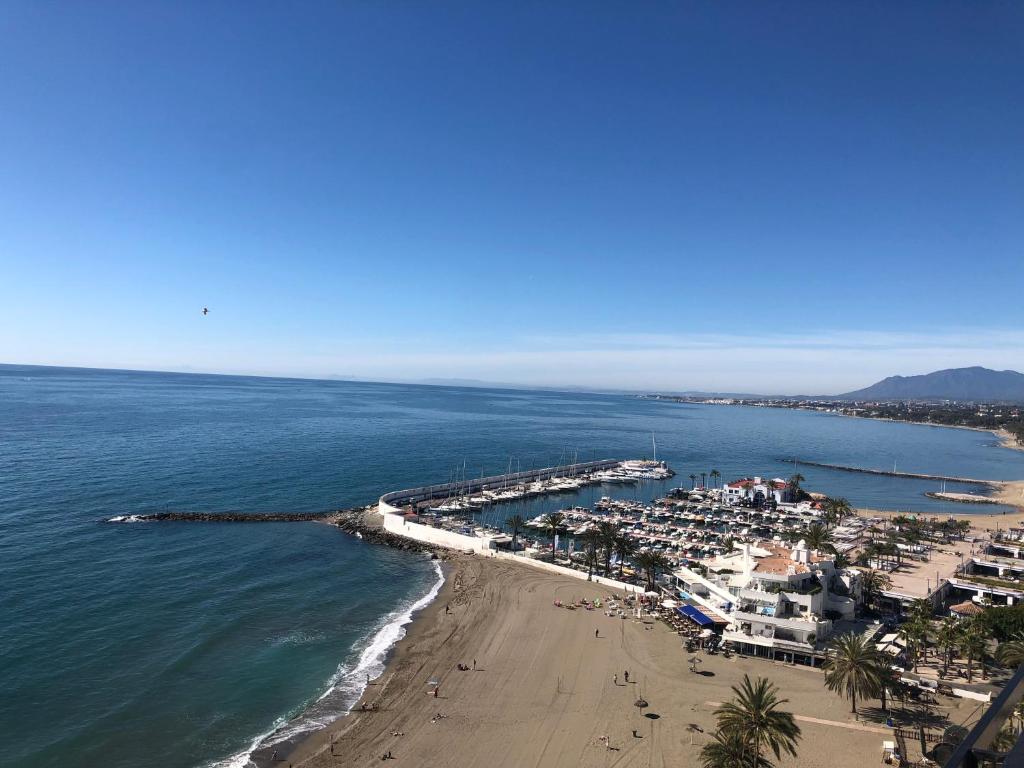 Skaista pludmale ar mierīgu jūru un jachtu ostu, kur redzami palmām apstādīti restorāni un kūrorti. Ideāla vieta atpūtai un saulainām dienām.