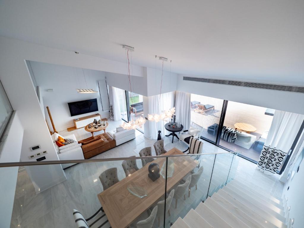 Skats uz modernu viesnīcas numuru Abaton Island Resort & Spa ar gaišu interjera dizainu.