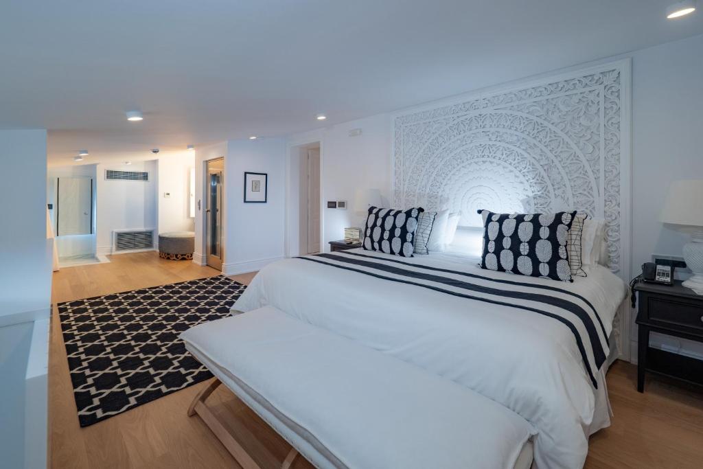 Mūsdienīgs numurs ar dekoratīvu gultas galviņu Abaton Island Resort & Spa