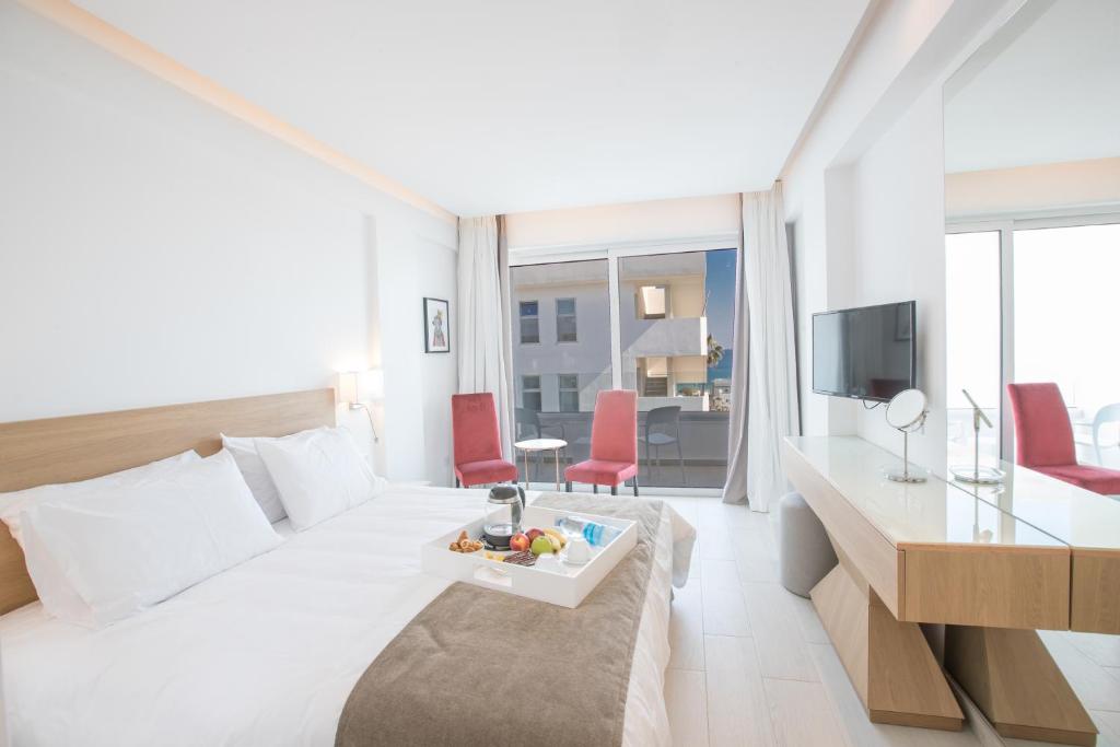 Mūsdienīga viesnīcas numura iekārtojums ar gultu, televizoru un ērtām sēdvietām, kas izrotāts ar augļiem un dzērieniem uz galda. Labi apgaismots un ar lieliskiem skatiem uz ārpusi.