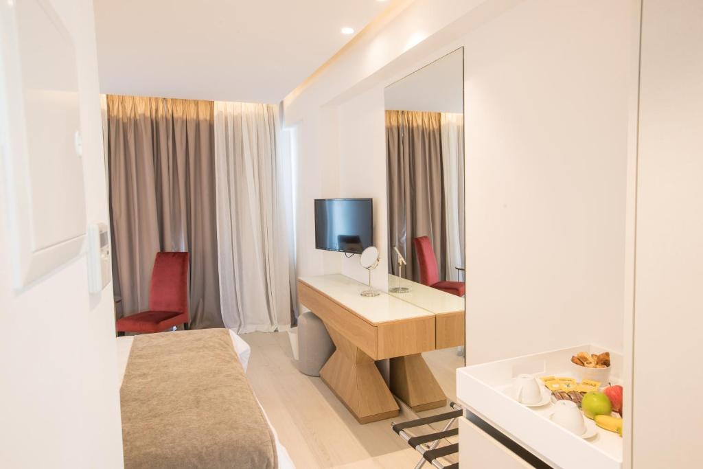 Mūsdienīgs viesnīcas numurs ar ērtu gultu, rakstāmgaldu un televizoru. Interjerā ir silti toņi un eleganti aizkari, radot patīkamu atmosfēru.