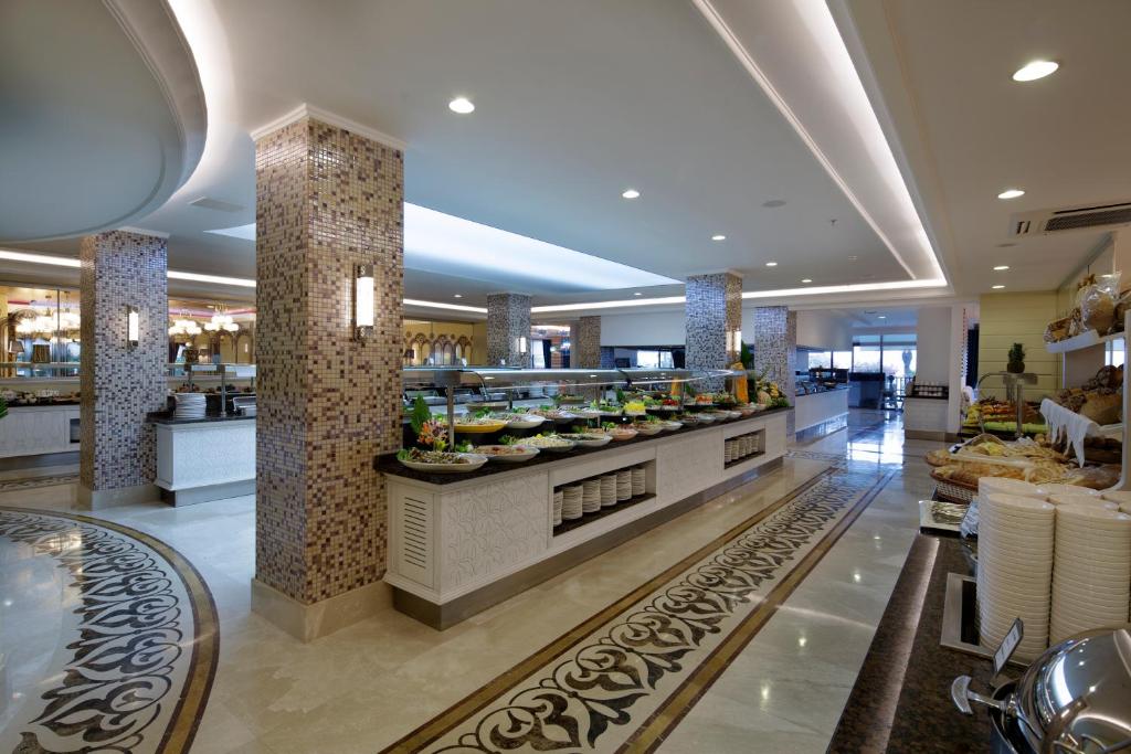 Alba Resort Hotel bufete ar plašu ēdienu klāstu un elegantu interjeru