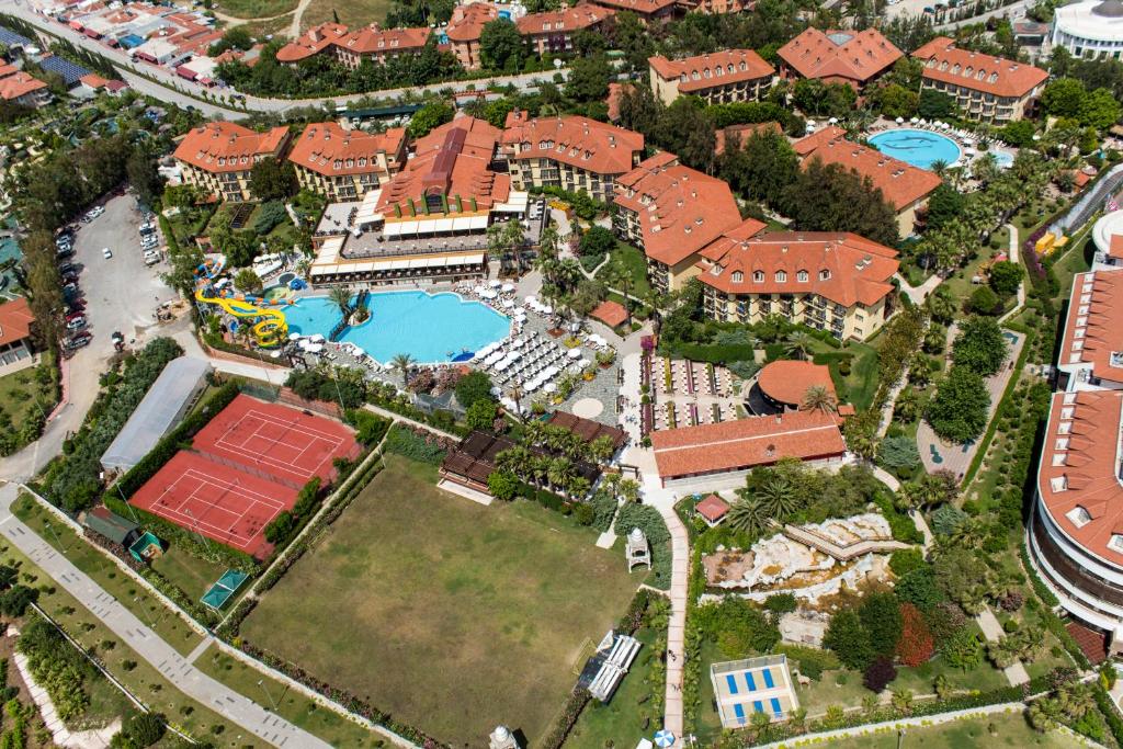 Alba Resort Hotel skats no augšas ar baseinu un sporta laukumiem.