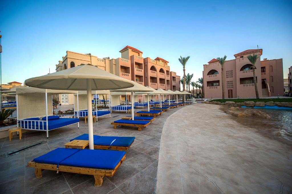 Albatros Aqua Blu Resort pie baseina ar sauļošanās gultām
