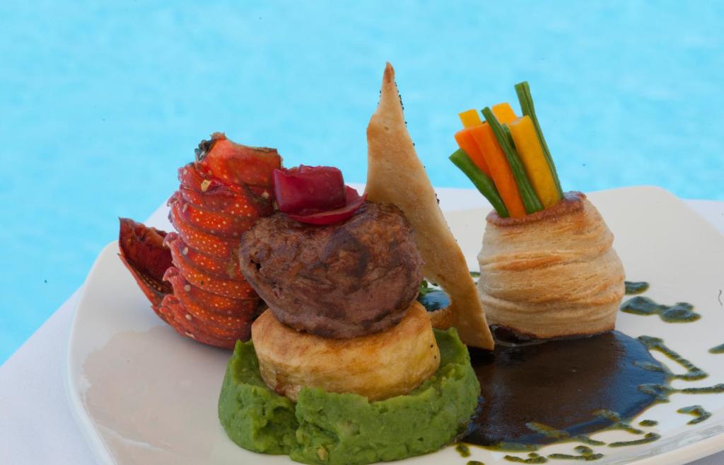 Gurme ēdiens pie baseina Sea Cliff Resort & Spa.