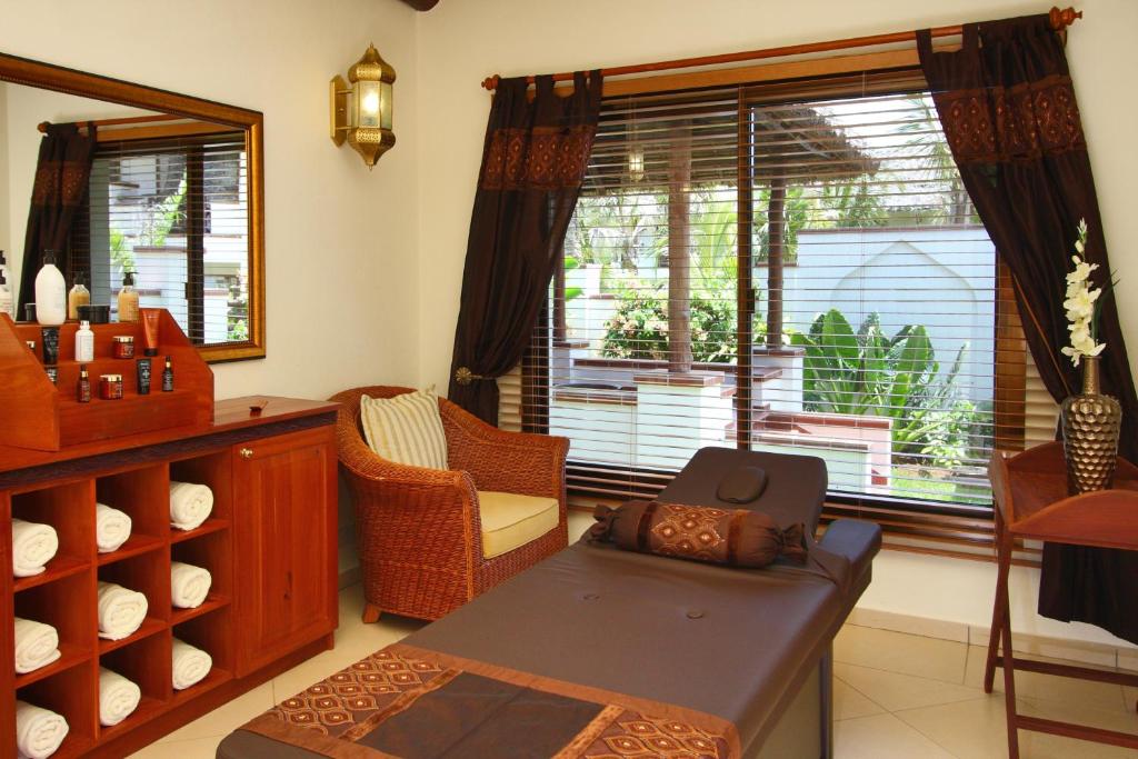 Sea Cliff Resort & Spa masāžas telpa ar skatu uz dārzu