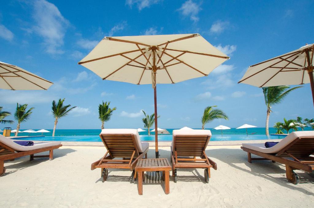 Pludmales atpūtas zona Sea Cliff Resort & Spa pie okeāna.