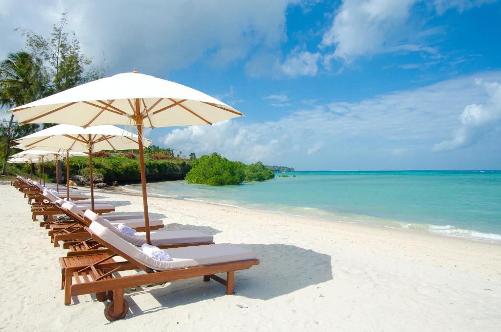 Baltas smiltis un jūra pie Sea Cliff Resort & Spa.