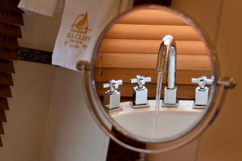 Sea Cliff Resort & Spa vannas istabas elegance ar krānu atspulgu.