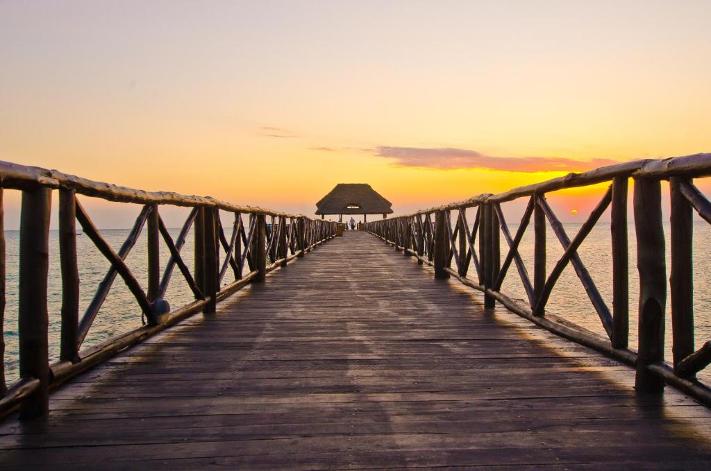 Sea Cliff Resort & Spa piestātne saulrietā pie okeāna