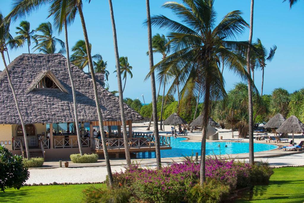 Neptune Pwani Beach Resort & Spa baseins un palmas