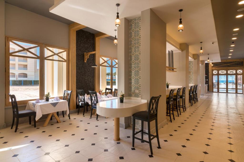 Gaisma un elegants interjers Gravity Hotel Sahl Hasheesh restorānā