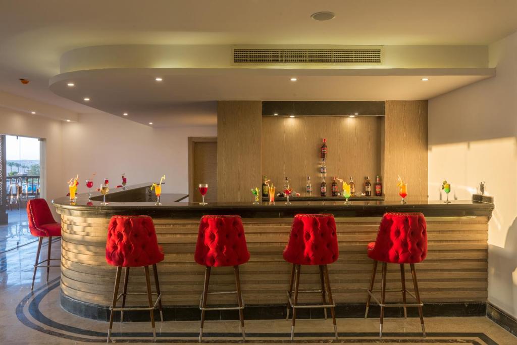 Bārs ar sarkaniem krēsliem Gravity Hotel Sahl Hasheesh