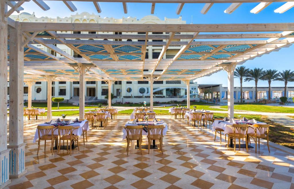 Āra restorāns Gravity Hotel Sahl Hasheesh ar šiku galdu izkārtojumu