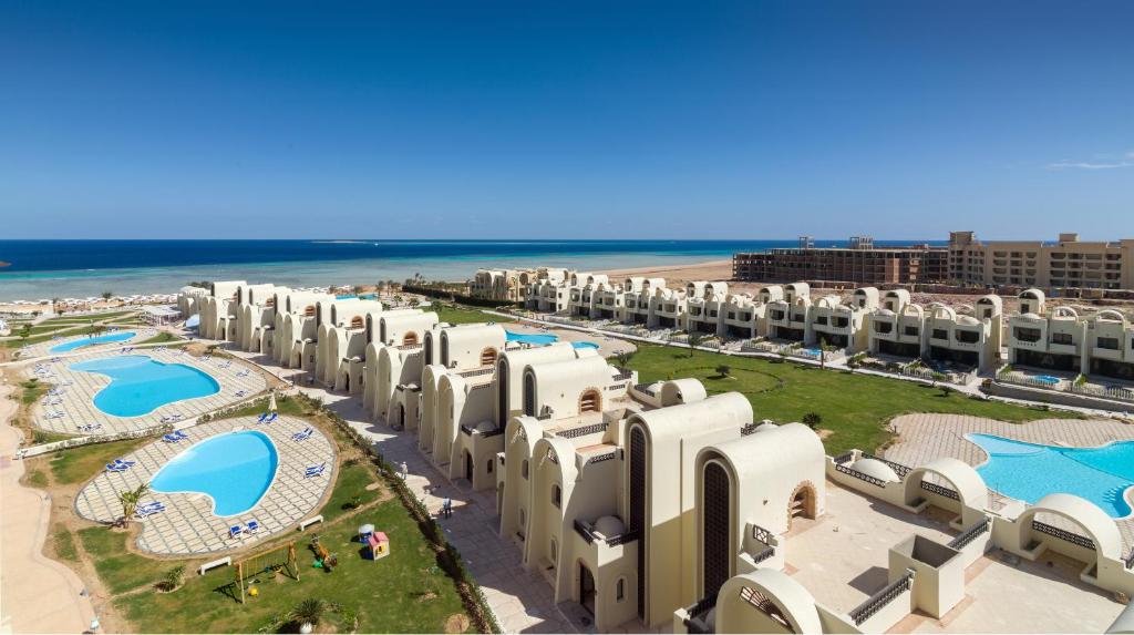 Gravity Hotel Sahl Hasheesh piekrastes skats ar baseiniem un viesnīcu kompleksu.