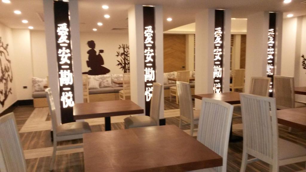 Moderns restorāns Gravity Hotel Sahl Hasheesh ar elegantiem galdiem un apgaismojumu.