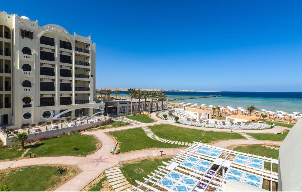 Gravity Hotel Sahl Hasheesh piekrastes skats ar baseinu un saules terasēm.