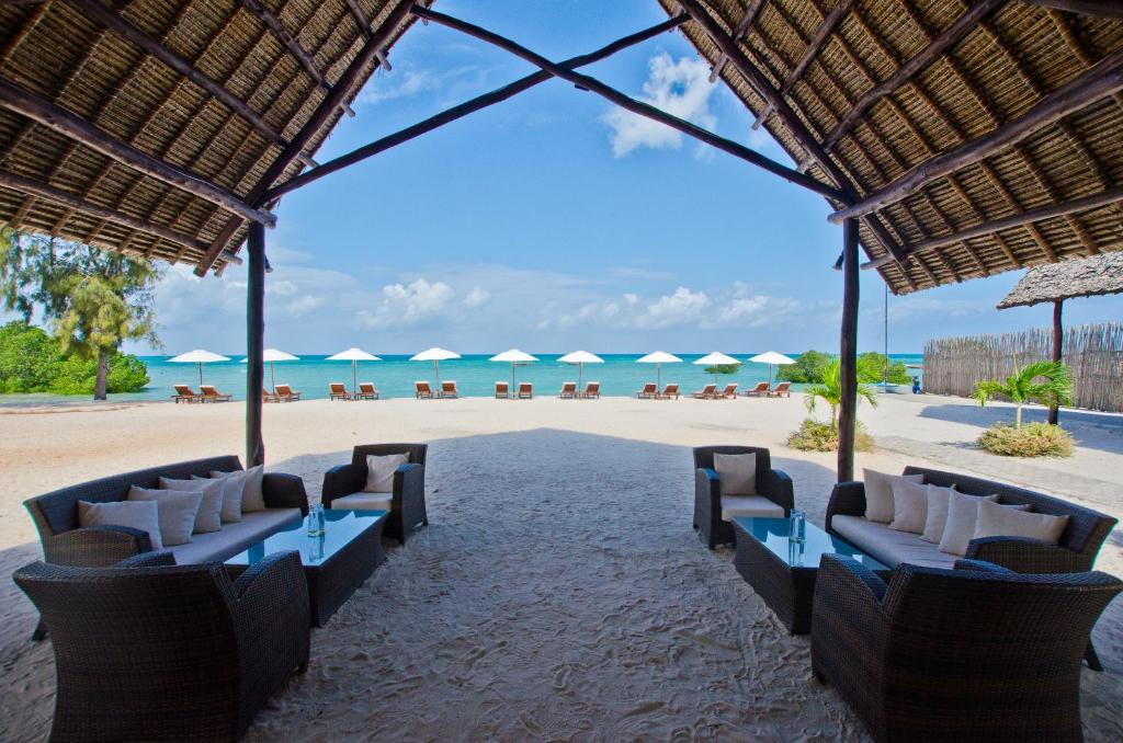 Sea Cliff Resort & Spa pludmales skats ar atpūtas zonu un saulessargiem.