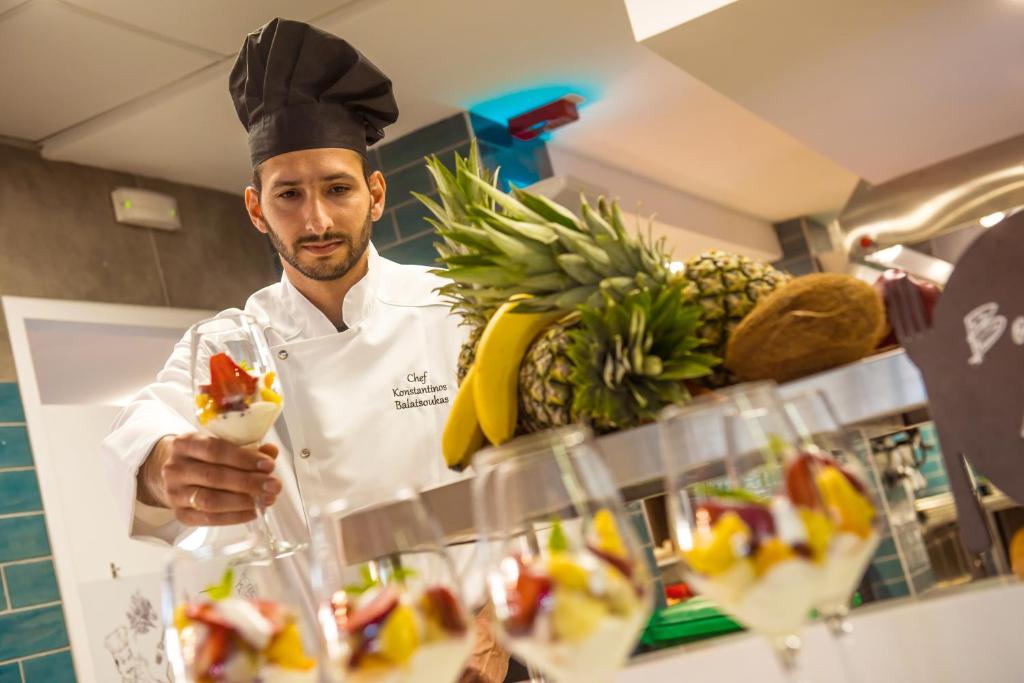 Šefpavārs Konstantinos Baļaisoukas prezentē desertu Infinity Blue Boutique