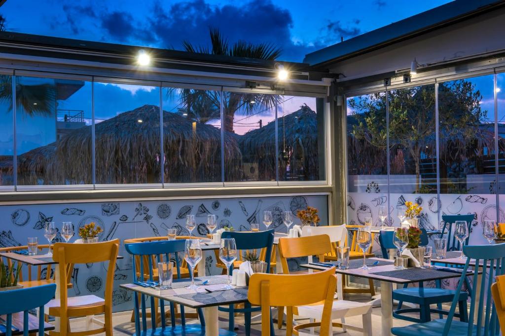 Moderns restorāns piekrastē ar krāsainām mēbelēm, Infinity Blue Boutique