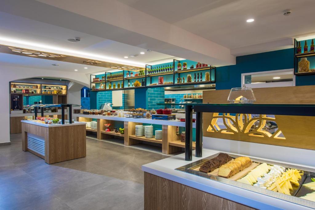 Modernā bufete Infinity Blue Boutique viesnīcā ar dažādiem ēdieniem.