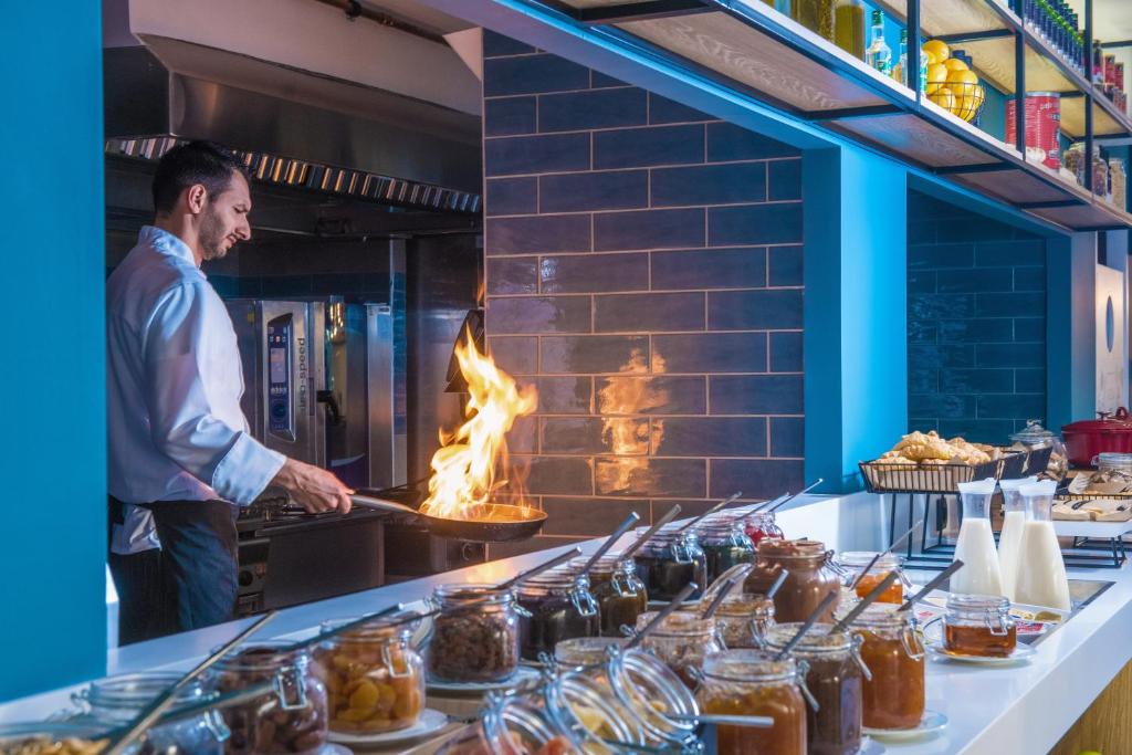 Šefpavārs gatavo ēdienu ar liesmām Infinity Blue Boutique