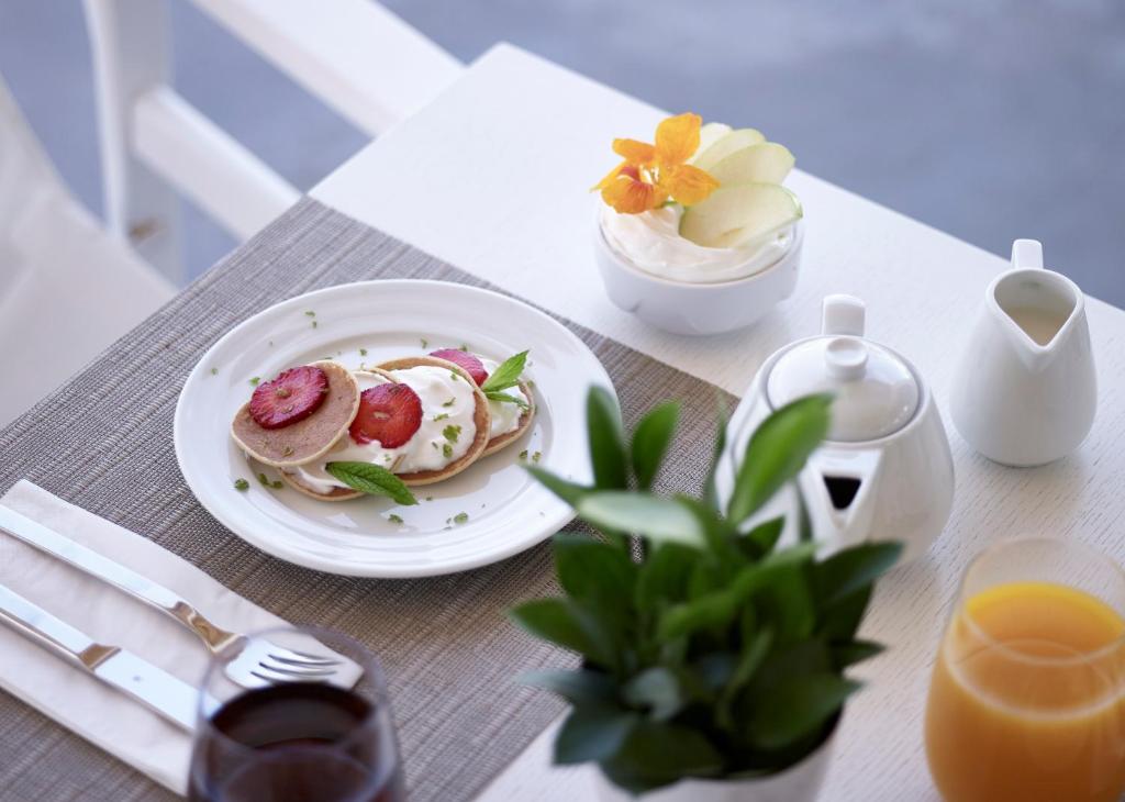 Brokaļi ar pankūkām un augļiem pie Knossos Beach Bungalows Resort